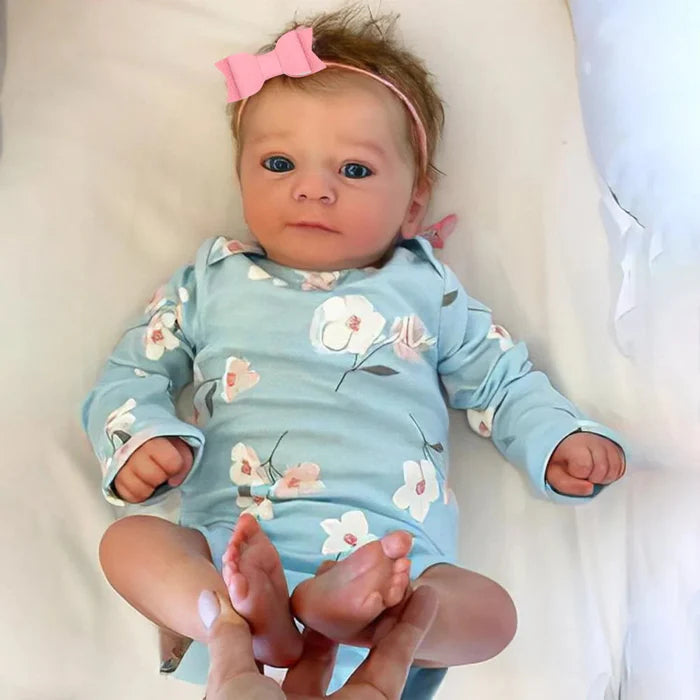 Bebê Reborn de Silicone Júlia Cheirinho Suave e Toque Natural